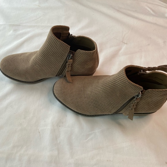 Dolce Vida Almond Mac, neutral tan booties,ankle boots  SZ  3   US 5.5 - Picture 3 of 6